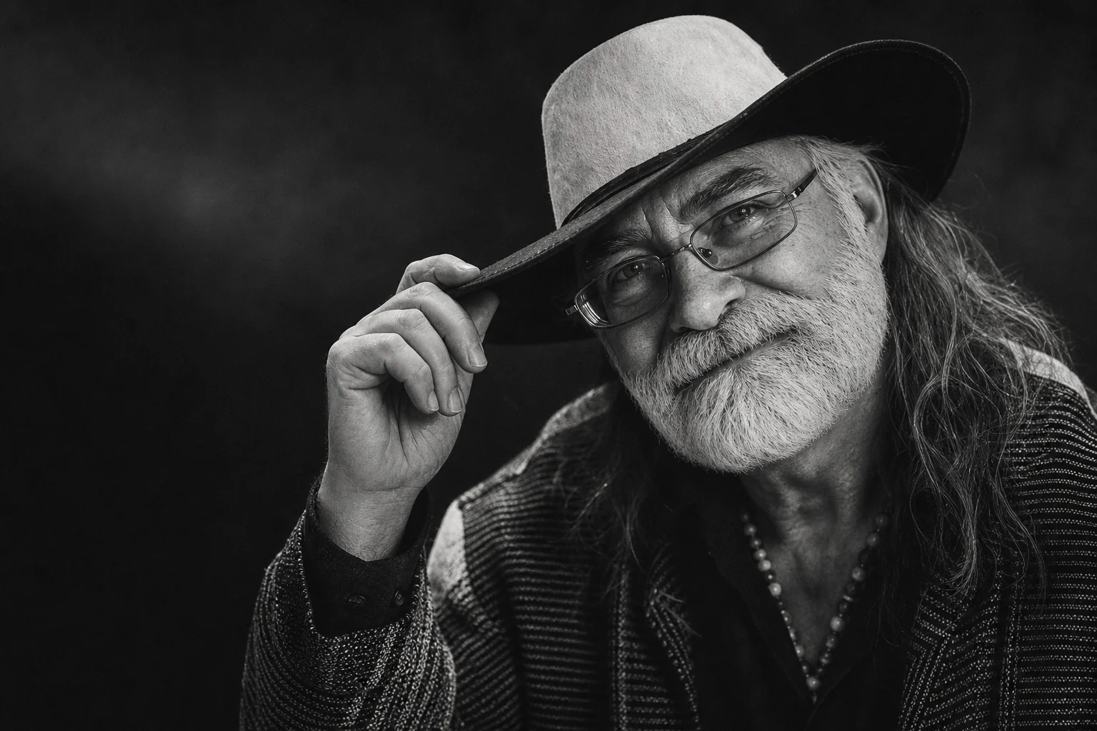 Michel Cardinal saluant en tenant le bord de son chapeau