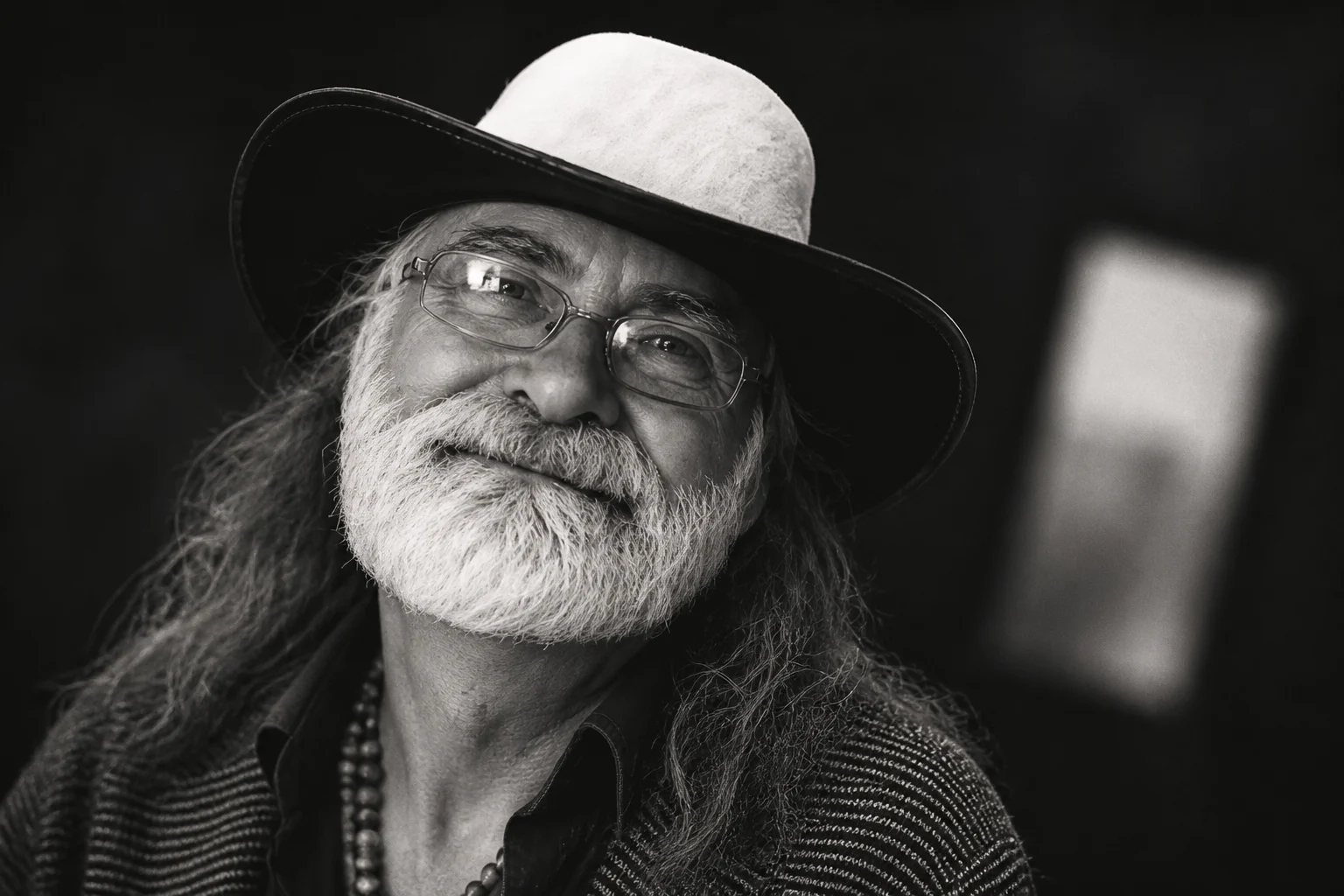 Portrait souriant de Michel Cardinal en noir et blanc